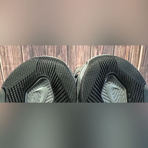 Nike Black and Gray Metcon 8 Flyease Shoes - Picture 7 of 7